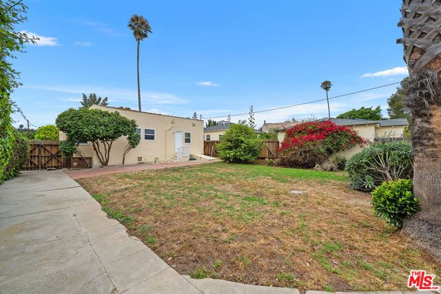 827 23rd Street, Santa Monica CA: https://media.crmls.org/mediaz/b53b8875-6ba2-43d0-b47a-d0cdf7c4de9b.jpg