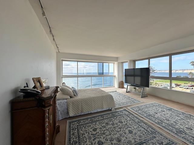 939 Coast Blvd, La Jolla CA: https://media.crmls.org/mediaz/b53bd1f8-1349-4b8d-a66f-f445ad1b139e.jpg