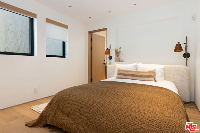 24818 Malibu Road, Malibu CA: https://media.crmls.org/mediaz/b53c2c5e-cc4f-424f-966a-894207543722.jpg