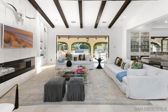 16304 Via De Santa Fe, Rancho Santa Fe CA: https://media.crmls.org/mediaz/b53ca15d-08cd-44ed-828b-314493f2d60c.jpg