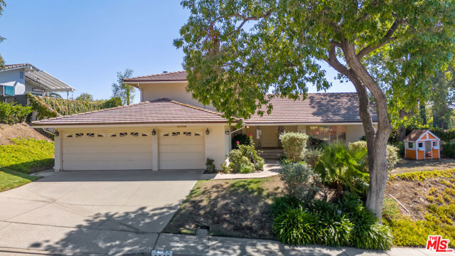 1943 Stonesgate Street, Westlake Village CA: https://media.crmls.org/mediaz/b53cbf14-2d1a-40e4-aa12-908dc572fe5e.jpg