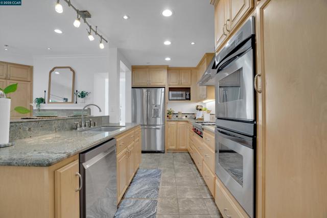 1109 Brittany Hills Ct, Martinez CA: https://media.crmls.org/mediaz/b53d2af4-1136-4008-8478-88f9131869d7.jpg