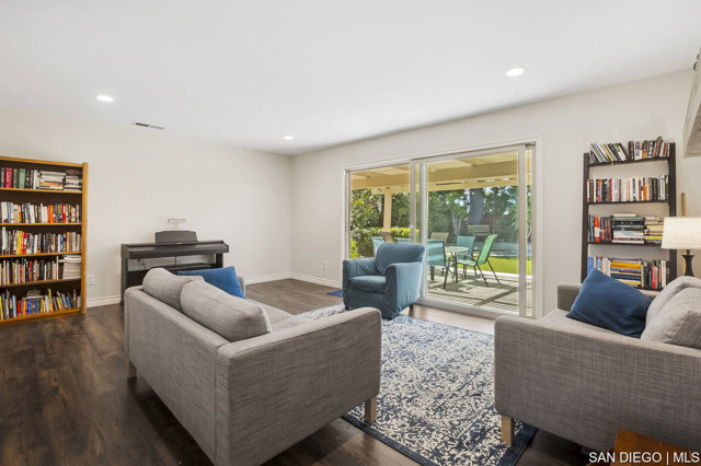8365 Lake Adlon DR, San Diego CA: https://media.crmls.org/mediaz/b53d4792-2065-431c-b179-211a5504db4e.jpg