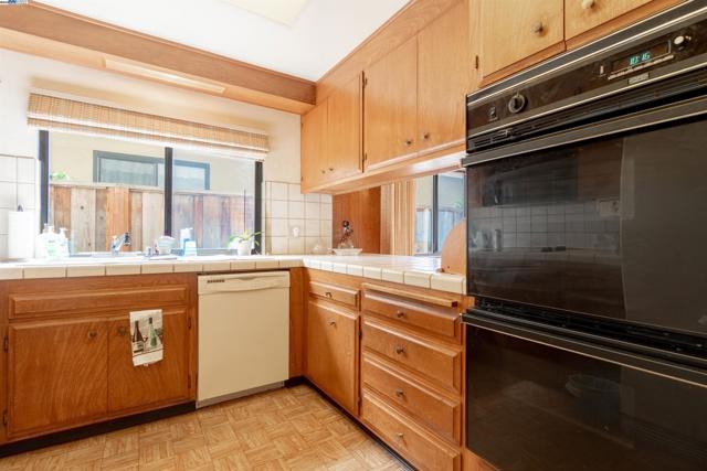 2177 Hillside Cir, San Leandro CA: https://media.crmls.org/mediaz/b53de9eb-32d2-4347-9834-2c78da21bbe6.jpg