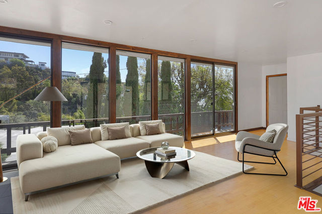 8629 Franklin Avenue, Los Angeles CA: https://media.crmls.org/mediaz/b53e1aca-7319-4bd9-9056-1cc030f49468.jpg