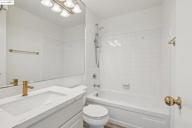 565 Bellevue Ave, Oakland CA: https://media.crmls.org/mediaz/b53e450a-69ea-4e73-958f-13099f596683.jpg