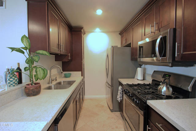 Detail Gallery Image 3 of 46 For 5700 Etiwanda Ave #123,  Tarzana,  CA 91356 - 3 Beds | 2 Baths