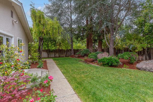 24139 Summerhill Avenue, Los Altos CA: https://media.crmls.org/mediaz/b53e7992-46b0-4bf8-95d9-d45b93decf82.jpg