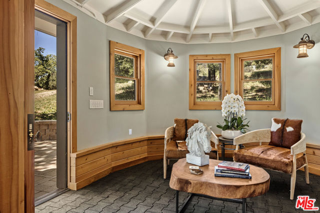 1697 W Potrero Road, Westlake Village CA: https://media.crmls.org/mediaz/b53ef0f5-389d-45f4-a07b-811002159beb.jpg