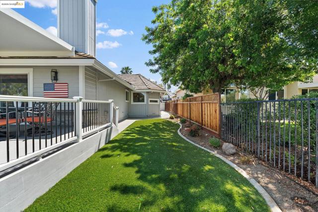5521 Lanai Ct, Discovery Bay CA: https://media.crmls.org/mediaz/b53f32a0-9e1a-4385-a32f-906f10738f3f.jpg