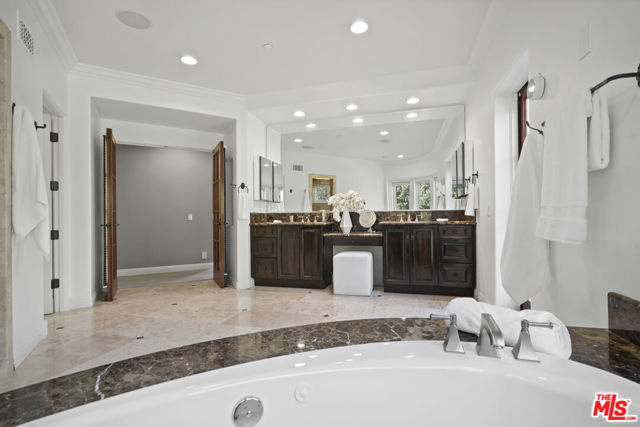 18414 Corazon Circle, Tarzana CA: https://media.crmls.org/mediaz/b53f69d7-305d-4fce-9b38-d098c78aa159.jpg