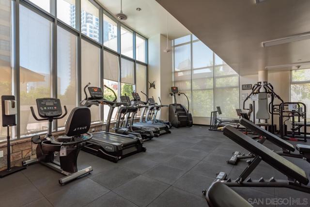 645 Front St, San Diego CA: https://media.crmls.org/mediaz/b53f7896-5b3d-43e0-b405-857902d3ff58.jpg