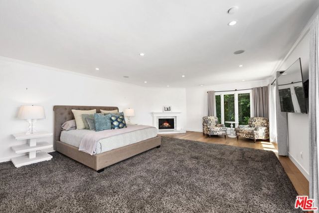 400 Chautauqua Boulevard, Pacific Palisades CA: https://media.crmls.org/mediaz/b53fd3ec-8cdf-411a-81d0-b8e0ff40e616.jpg