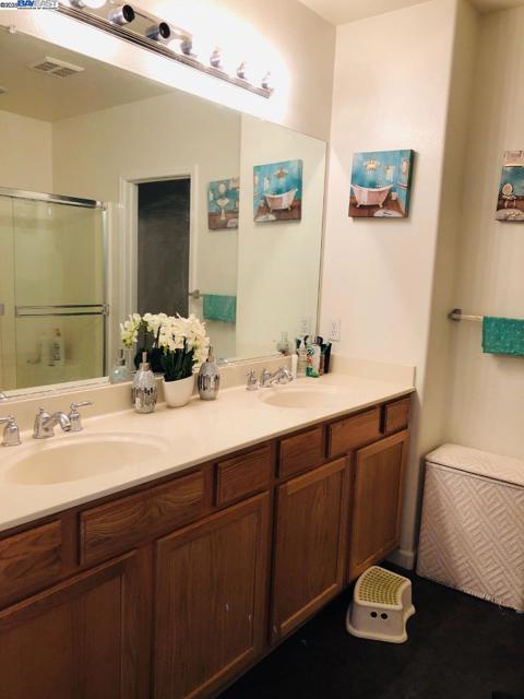 644 Artisan Pl, Hayward CA: https://media.crmls.org/mediaz/b53ffab6-6ac3-40fe-afd6-c7e45fd1d1da.jpg