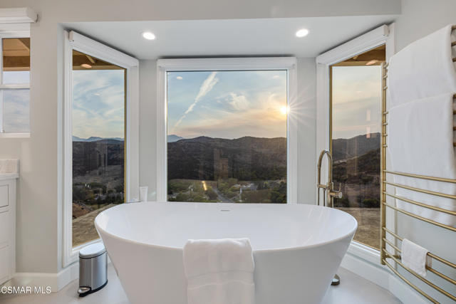 1660 Valecroft Avenue, Westlake Village CA: https://media.crmls.org/mediaz/b540abdc-9da0-4efd-bed3-a9613f9b5086.jpg