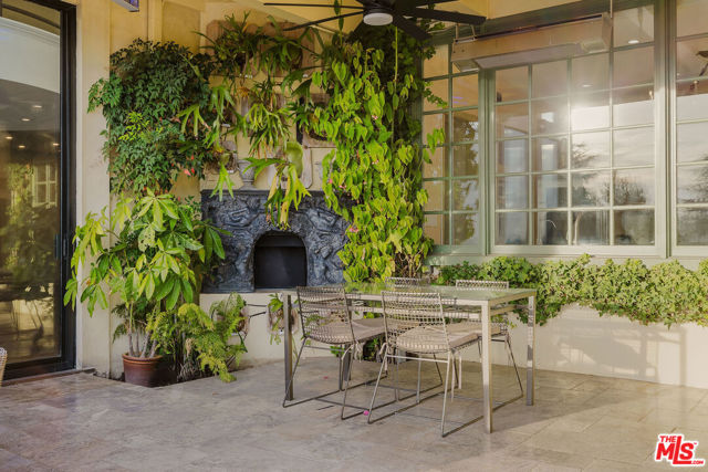 1401 Bel Air Road, Los Angeles CA: https://media.crmls.org/mediaz/b540d0ef-9b97-40dc-b1b3-33f06e13eca8.jpg