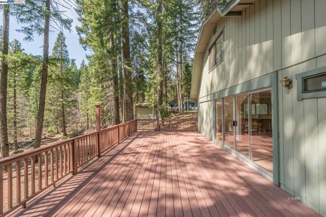 121 Mountain Aire Ln, Trinity Center CA: https://media.crmls.org/mediaz/b540f20e-bb74-4f4b-81ea-e611f78ab71f.jpg