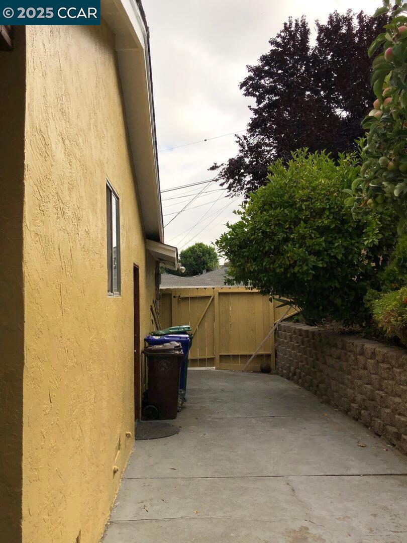 https://media.crmls.org/mediaz/b5411a38-3161-4b09-ae9d-41a8149047e4.jpg?preset=X-Large