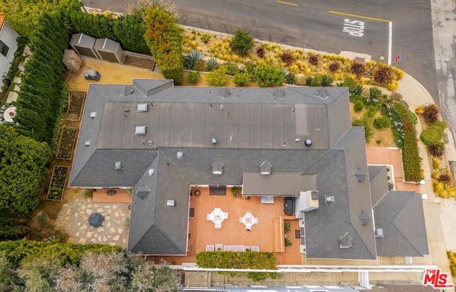 10798 Weyburn Avenue, Los Angeles CA: https://media.crmls.org/mediaz/b541725b-61ce-4c42-ac6c-2dbe4f625016.jpg