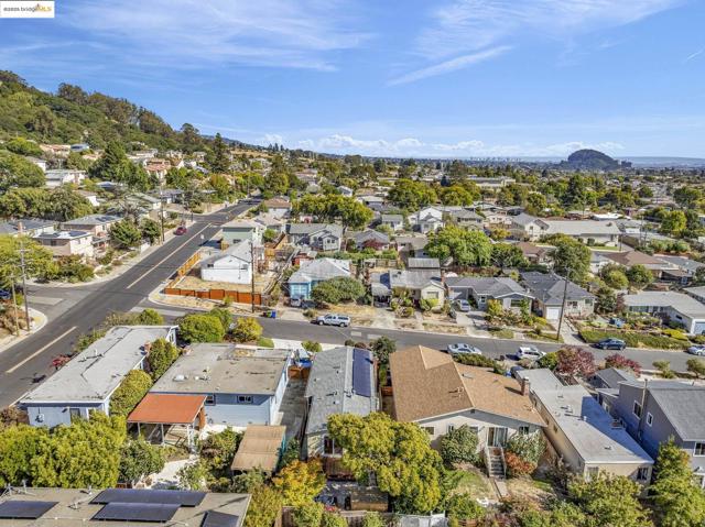 7231 Plank Ave, El Cerrito CA: https://media.crmls.org/mediaz/b5426d24-3af5-48d7-a99c-c2422bf3f94c.jpg