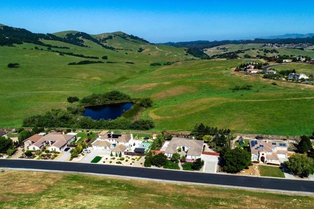 334 Paseo Gularte, San Juan Bautista CA: https://media.crmls.org/mediaz/b5429406-0223-4133-8348-7b9fffa3e551.jpg
