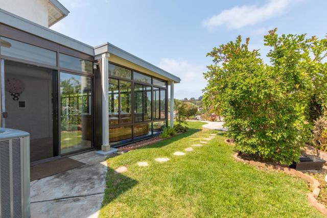 348 Avenida De Las Rosas, Encinitas CA: https://media.crmls.org/mediaz/b542db86-cd29-429c-a65d-45904dd2785a.jpg