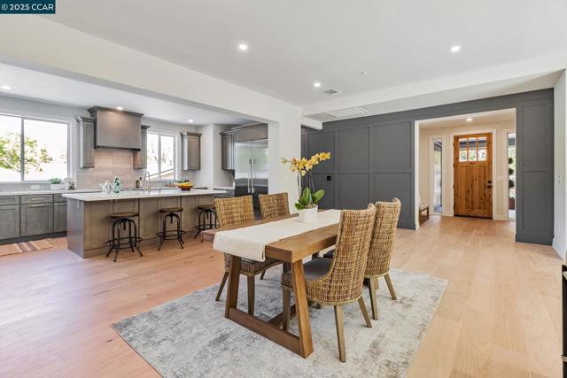 945 Yorkshire Ct, Lafayette CA: https://media.crmls.org/mediaz/b5434d05-f409-4f65-b5ea-62eebd3be468.jpg