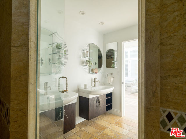 2 Eucalyptus Lane, Rolling Hills CA: https://media.crmls.org/mediaz/b54378e2-e782-441e-b492-0e98397c751c.jpg