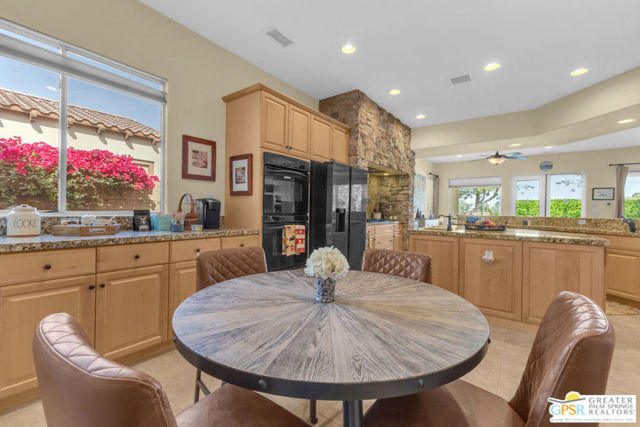 41728 Via Treviso, Palm Desert CA: https://media.crmls.org/mediaz/b543879c-6eb1-4586-a36c-6258bd6fd27e.jpg