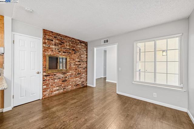 1059 Lakehurst Rd, Livermore CA: https://media.crmls.org/mediaz/b544e547-c221-4329-9f3f-202146cfd96b.jpg