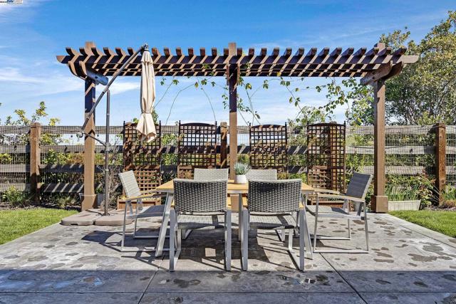 5719 Dimas Ct, Pleasanton CA: https://media.crmls.org/mediaz/b544e5c5-132c-4d8a-9375-244f26245f9e.jpg