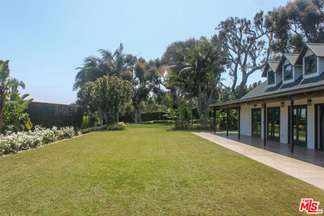 26799 Pacific Coast Highway, Malibu CA: https://media.crmls.org/mediaz/b545ef65-077a-4304-8448-25b76cf4e54d.jpg