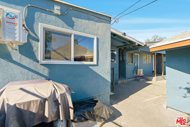 547 N St Louis Street, Los Angeles CA: https://media.crmls.org/mediaz/b5468574-c459-4f3e-bac1-e9d53911fd87.jpg