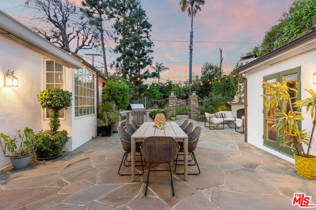 10155 Valley Spring Lane, Toluca Lake CA: https://media.crmls.org/mediaz/b546b08b-a8d0-4cef-bb26-a635cc699b79.jpg