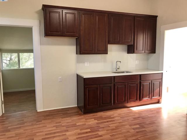 1707 Lincoln Ave, Alameda CA: https://media.crmls.org/mediaz/b5478421-745c-4f5d-a233-7601357bae2b.jpg