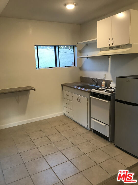 1060 E 6th Street, Long Beach CA: https://media.crmls.org/mediaz/b54812a5-6d6b-43cb-8414-b8332e2070f4.jpg