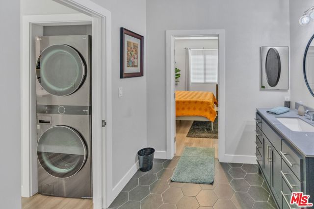 433 E Tamarack Avenue, Inglewood CA: https://media.crmls.org/mediaz/b548192c-e07f-4c9b-b08b-a2cc36172b24.jpg