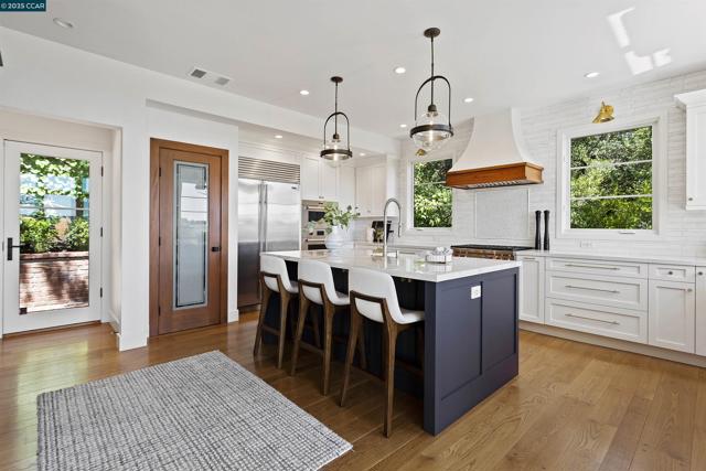 24 La Campana Rd, Orinda CA: https://media.crmls.org/mediaz/b549031b-1aa7-466f-b651-4a7ba60fd710.jpg