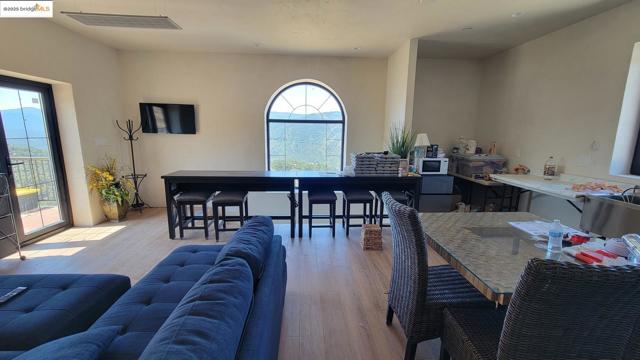 306 Country Club Hts Hts HTS, Carmel Valley CA: https://media.crmls.org/mediaz/b549b51a-3a99-4170-896d-280a8990809b.jpg