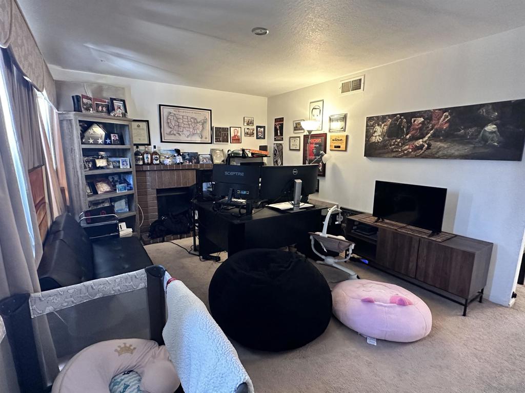 https://media.crmls.org/mediaz/b54a09e7-b161-421b-9b55-73de6c86c7a7.jpg?preset=X-Large