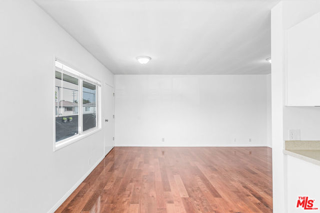 917 N Cedar Street, Inglewood CA: https://media.crmls.org/mediaz/b54a929c-cf34-4e8a-abd3-8e3d107baf6b.jpg
