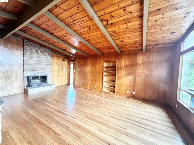 58 Pomona St, Crockett CA: https://media.crmls.org/mediaz/b54a97dc-e382-4648-a078-d887c20262e4.jpg