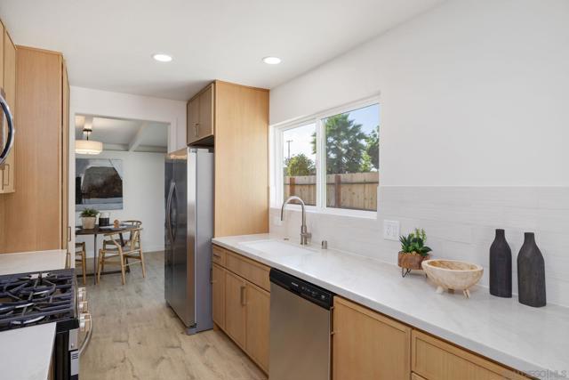4626 4628 Derrick dr, San Diego CA: https://media.crmls.org/mediaz/b54b8256-4c0c-44f1-bda8-31a3ea39bf04.jpg