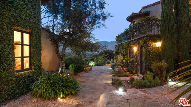 23806 Malibu Crest Drive, Malibu CA: https://media.crmls.org/mediaz/b54c9d40-f082-4b57-96f2-6d535ca73da3.jpg