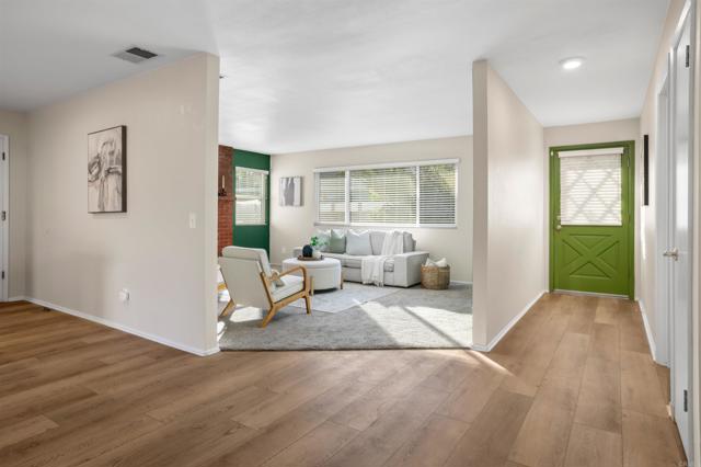 Detail Gallery Image 2 of 28 For 1227 Dolphin Cir, Vista,  CA 92084 - 4 Beds | 2 Baths