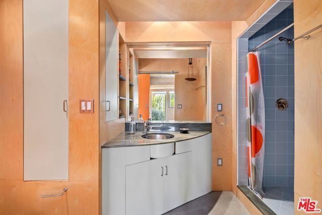 2310 Glencoe Avenue, Venice CA: https://media.crmls.org/mediaz/b54eaea1-070b-49a2-915c-b4f65162e06f.jpg