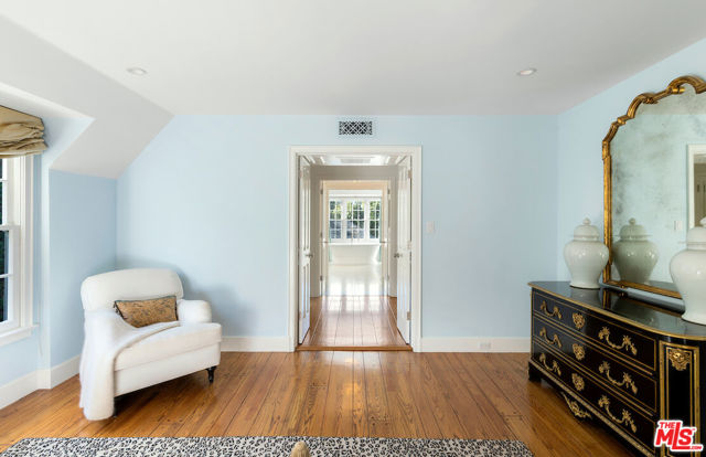 615 Trenton Drive, Beverly Hills CA: https://media.crmls.org/mediaz/b54f0d9a-d403-499e-814c-5fd7b1256aee.jpg
