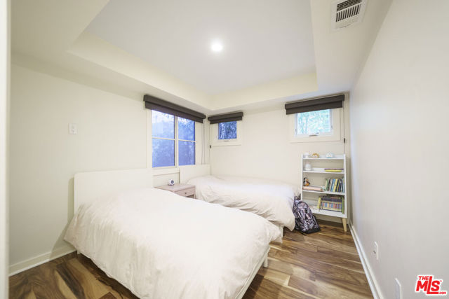642 Hermosa Avenue, Hermosa Beach CA: https://media.crmls.org/mediaz/b5510f29-e185-4b32-9456-b432fe9dd9d7.jpg