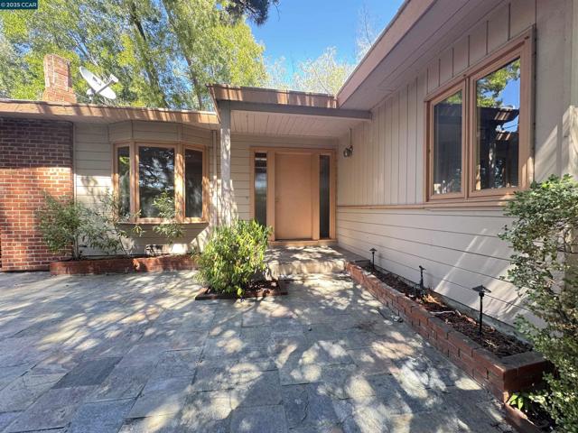 919 Janet Ln, Lafayette CA: https://media.crmls.org/mediaz/b5514cdb-6b7b-4941-81ae-359fef7b3281.jpg
