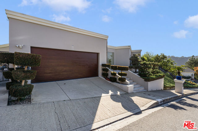 1708 Clear View Drive, Beverly Hills CA: https://media.crmls.org/mediaz/b5515650-3975-49a0-b258-e3f96902bf67.jpg